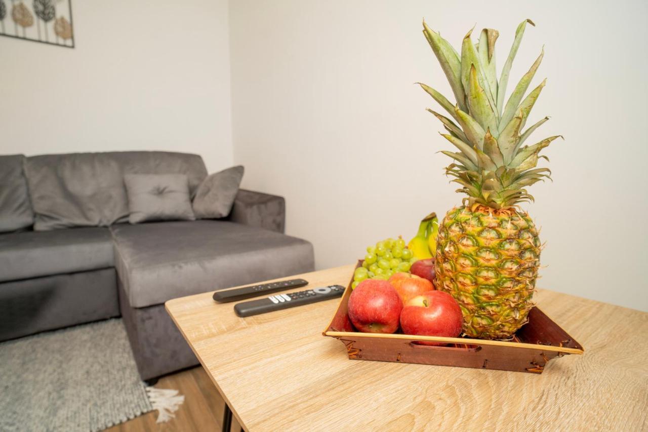 Downhill Apartment On The Groundfloor Kaunas Bagian luar foto