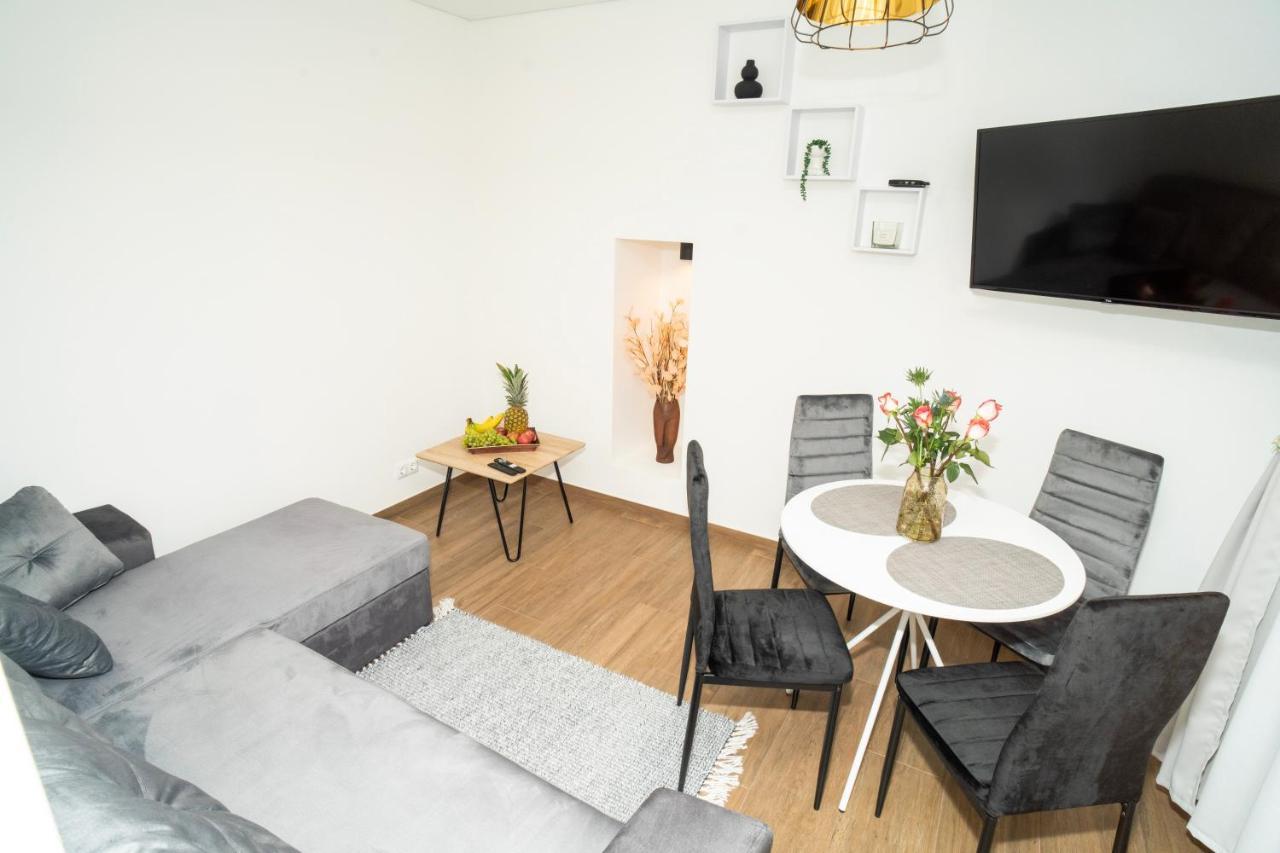 Downhill Apartment On The Groundfloor Kaunas Bagian luar foto